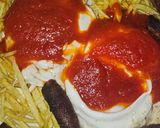 Foto del paso 5 de la receta Huevos fritos con patatas paja, salsa de tomate y salchichas