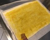 Une image de l'étape 2 de Feuilletés spirales aux olives noires, moutarde américaine, herbes et coulis de tomates.