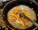 A picture of step 2 of Egg chicken noodles.
