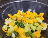 Foto del paso 1 de la receta: Ensalada de bonito con mango, atún y sésamo