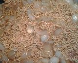 A picture of step 5 of Onion lovers ramen (vegetarian version option).