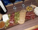 Foto del paso 1 de la receta: Tabla de quesos. 🧀🍷