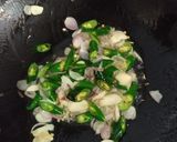 Foto langkah ke 3 dari resep Mie Telur Goreng campur kol dan cabai hijau.