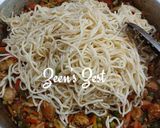 A picture of step 4 of Hongkong Noodles Chicken.