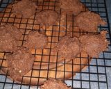 Foto del paso 4 de la receta: Galletitas de cacao sin harina ni azúcar