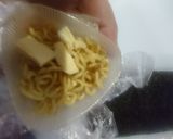Foto langkah ke 3 dari resep Indomie Onigiri Viral (sangat mudah membuatnya).