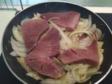 Lomos de atún en salsa de pimientos piquillo