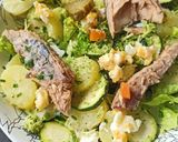 Une image de l'étape 3 de Salade de pommes de terre, maquereaux et œufs mimosa.