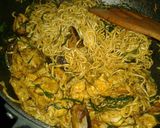 รูปขั้นตอนการทำที่ 4 ของ มาม่าผัดพริกแกงไก่
