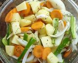 Foto del paso 7 de la receta: Muslos de pollo con patatas y verduras al horno