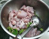 A picture of step 1 of Cabbage and Capsicum Chicken.