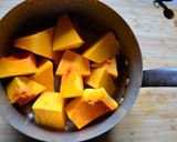 Une image de l'étape 1 de Velouté de courge butternut au lait de coco et cardamome.
