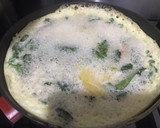 Foto del paso 6 de la receta: Tortilla de papa, cebolla, espinaca y tocineta