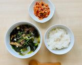 A picture of step 3 of Korean Style Beef and Radish Seaweed Soup.