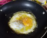 Hình bước làm 3 của món Miến trộn nấm kim châm và dồi heo và trứng keto