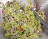 Foto langkah ke 5 dari resep Tumis Pare Ampela Ayam.
