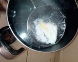 A picture of step 3 of Potched eggs.