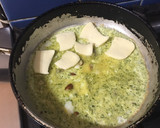 Foto del paso 3 de la receta: Omelette de huevo, pesto rúcula con queso y tomate