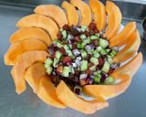Une image de l'étape 9 de Salade de melon au concombre, tomate noire, oignon rouge et feta.