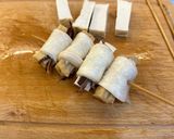 Hình bước làm 2 của món Nấm Đùi Gà Cuộn Sốt Nước Tương Chay