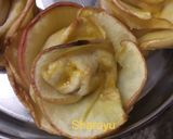 A picture of step 6 of Apple rose pie.