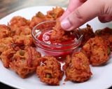 A picture of step 2 of Maggi pakoda.