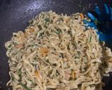 Foto langkah ke 6 dari resep Mie goreng lada hitam.