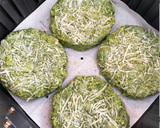Foto del paso 7 de la receta: Hamburguesas de pollo, queso y espinacas ¡caseras! En la freidora de aire (Airfryer)