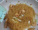 Foto langkah ke 5 dari resep Bihun Goreng Udang Sosis ala anak Kos.