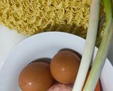 Foto langkah ke 1 dari resep Perkedel Mie.
