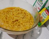 Foto langkah ke 2 dari resep Omelet Mie / Telor Mie Dadar.