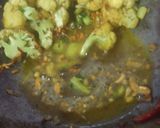 पौष्टिक आलू गोभी फ्राई (paustik aloo gobi fry recipe in Hindi) रेसिपी चरण 2 फोटो