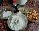 Foto del paso 1 de la receta: Mini alfajores de nueces rellenos con dulce de membrillo