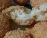 Foto langkah ke 9 dari resep Kroket kentang pedas isi duo keju.