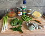 A picture of step 1 of Kæng nò mai tua – Green almond curry with sugar snaps and bamboo shoots.
