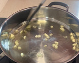 Foto del paso 1 de la receta: Merluza, habitas y sopa de guisantes