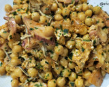 Foto del paso 6 de la receta: Garbanzos con revuelto de pulpo y gulas