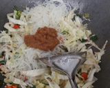 Foto langkah ke 4 dari resep Bihun Goreng Bumbu Ebi.