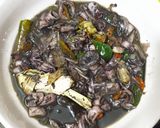 Foto langkah ke 5 dari resep Tumis Cumi Hitam.