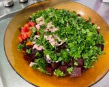 Une image de l'étape 8 de Salade de tomates, betteraves rouges, courgette et persil aux deux jambons.