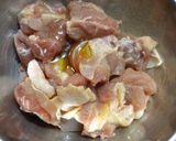 A picture of step 2 of Pan-fried Chicken Thigh with Honey and Lemon Juice.