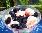 Une image de l'étape 2 de Salade de fruits 🥣 : banane 🍌 et mûre violette 🍇.