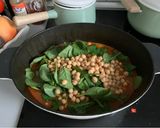 Foto del paso 9 de la receta Guiso cremoso de pollo al pimentón con garbanzos y espinacas