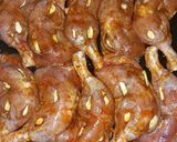 Sajtos-fokhagymás csirkecombok hagymás burgonyával recept fázis 5 fotója