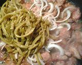A picture of step 5 of Ramen noodles pork and green bean stirfry.
