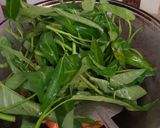 Foto langkah ke 3 dari resep Tumis Kangkung Jamur kuping.