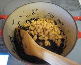 A picture of step 4 of Stir-fried and Braised Hijiki Seaweed and Soy Beans.