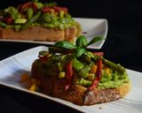 Une image de l'étape 5 de Toast printanier aux fèves, avocat et asperges vertes.