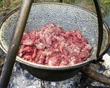 Vörösboros marhapörkölt bográcsban recept fázis 3 fotója
