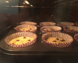 Foto del paso 3 de la receta: Magdalenas con pepitas de chocolate con o sin azúcar